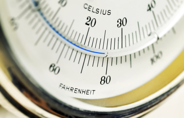 close up of a thermometer focused on 80 degrees Fahrenheit